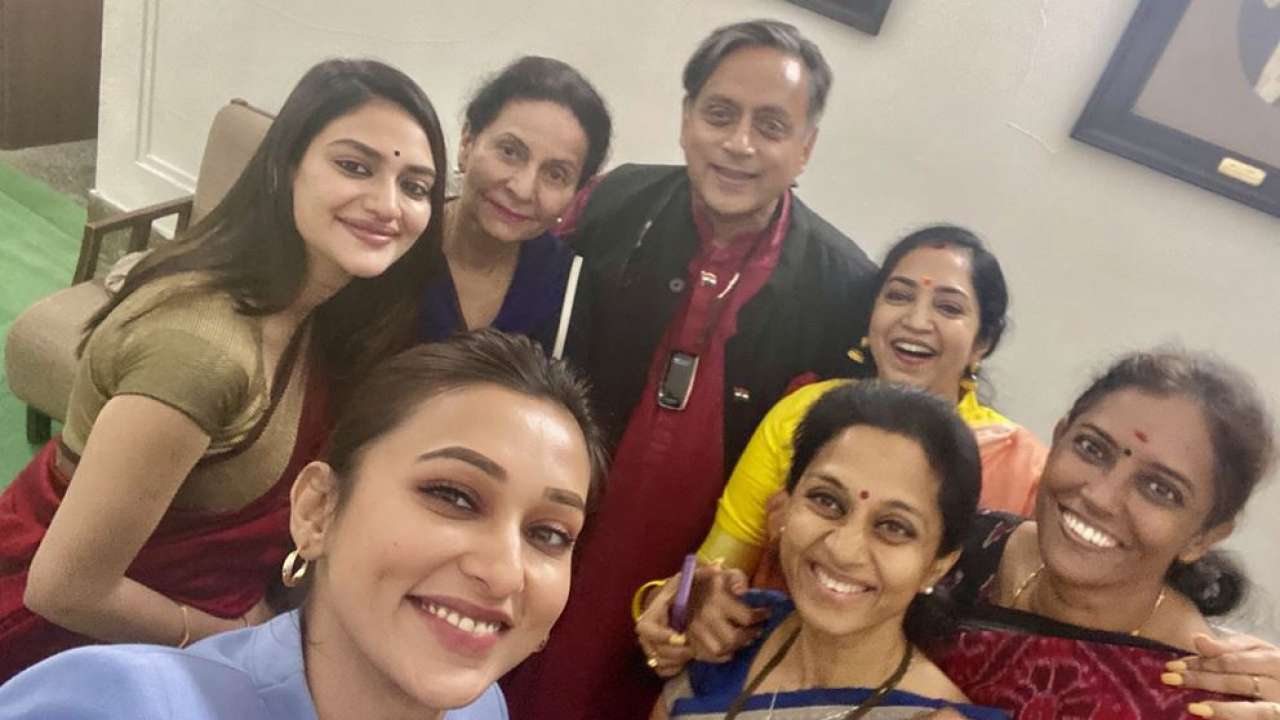 Shashi Tharoor Trolled For Viral Pic With Women MPs