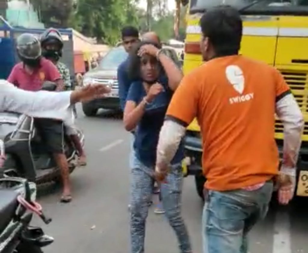 Delivery Boy Fight Video Viral With Girl